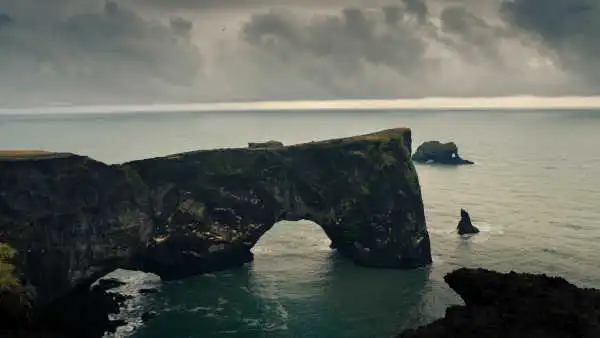 The stone arch of Dýrhólaey is majestically standing over the atlantic ocean